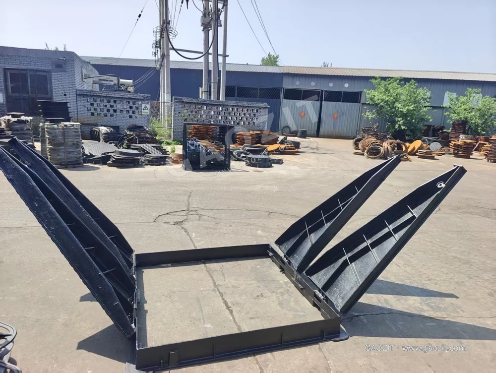 Four-leaf access cover