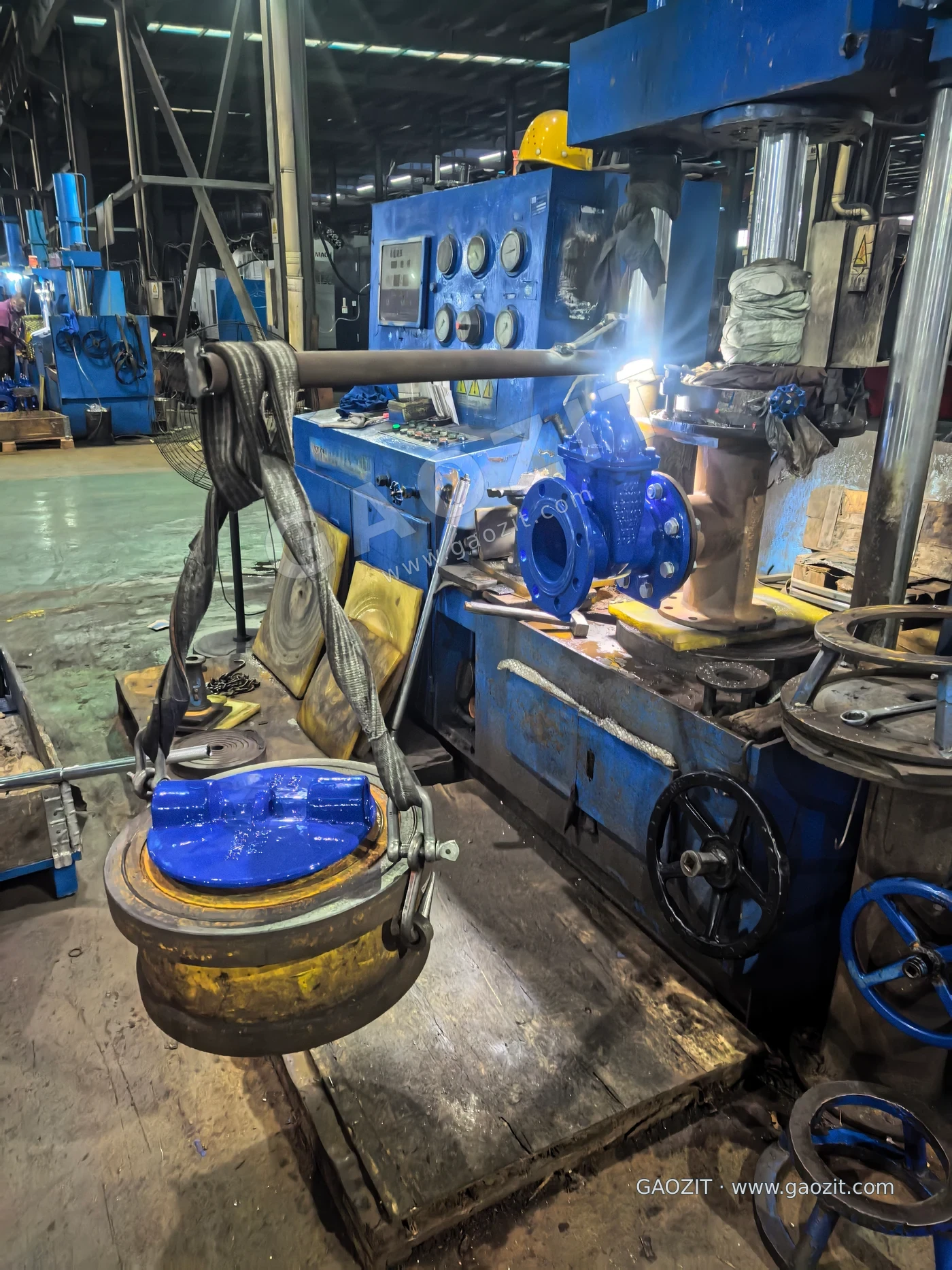 Lever and suspended-load arrangement at the valve test bench.