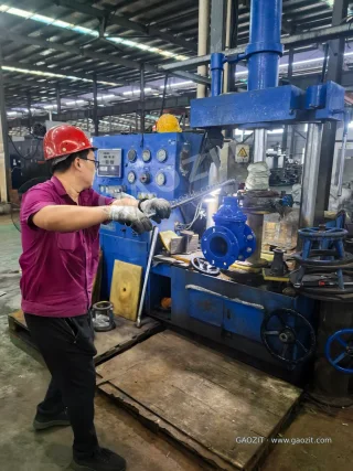 Torque-wrench testing of a gate valve at the test bench